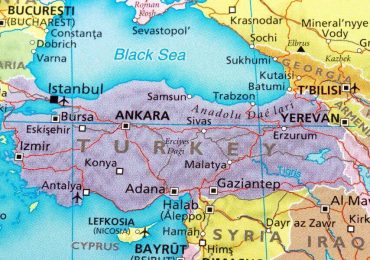 Vibrant Turkey travel map highlighting major cities and tourist attractions.