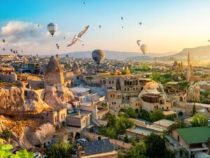 Comprehensive Cappadocia travel guide featuring the unique landscape of fairy chimneys, hot air balloons at sunrise, and ancient cave dwellings, highlighting must-visit sites and activities for explorers.