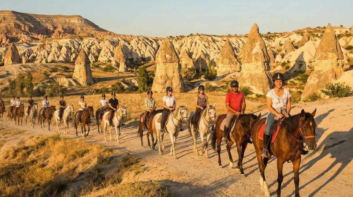 Daily Budget for Cappadocia 2026: €25 Backpacker vs €120 Luxury (Cave Hotels Kill Your Budget)