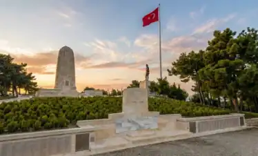 Sunset view of the Australian Memorial and Turkish flag at Gallipoli on a day tour from Istanbul.