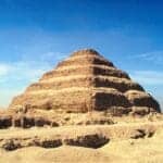 Maravillas de Turquía y Egipto en 10 días: Estambul, Capadocia, El Cairo y Luxor Capadocia, Estambul, Turquía, Egipto La antigua pirámide escalonada de Djoser en Saqqara, Egipto, construida en piedra caliza y rodeada de ruinas desérticas.