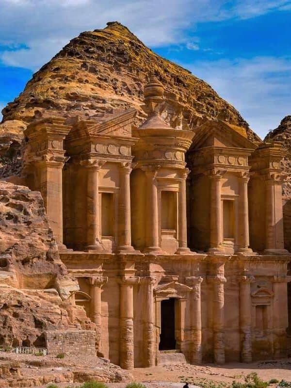 El monasterio de Petra, en Jordania, excavado en acantilados de arenisca, con imponentes columnas y una elaborada arquitectura nabatea.