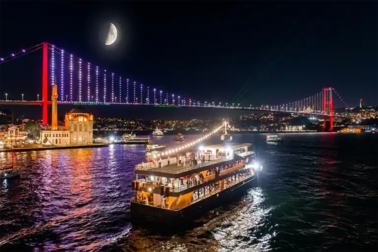 이스탄불의 야경을 배경으로 호화로운 보스포러스 다리, 유서 깊은 오르타쾨이 모스크, 그리고 밤하늘에 떠오른 아름다운 반달을 감상할 수 있는 고급 보스포러스 디너 크루즈입니다.