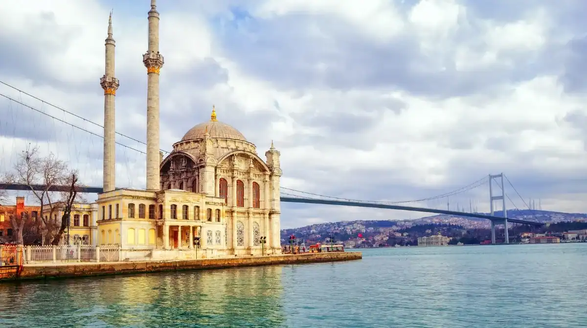 Istanbul Travel Guide 2026: The Exact 4-Day Route Locals Use (Hour-by-Hour, Ferry Times Included)